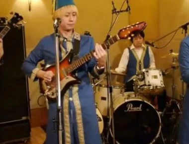 Γιαπωνέζικο συγκρότημα έπιασε τα κλαρίνα και άρχισε να τραγουδάει... τα «Καγκέλια» (βίντεο)